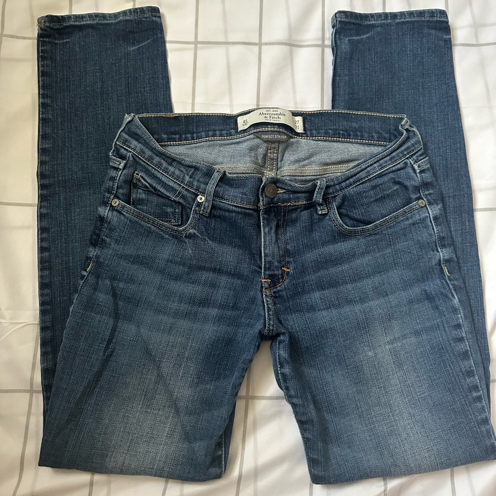 Abercrombie & Fitch Medium Wash Low Rise Jean Size 4 Short